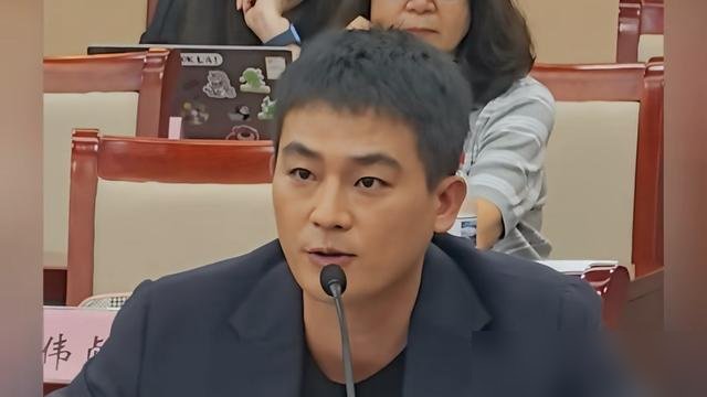 欧豪演反派，收视干到3.862%，这数据搁央视都是能打的。
《交锋》里他那个间谍头子，全程没瞪过一次眼，礼貌得让人发毛，台词越轻，刀子越利。座谈会上一开口，逻辑比台词还顺，底下人全在记。
再看他这两年，《兵自风中来》演军官，《醒来》演照相师，转头又跟杨紫进组《玉兰花开君再来》。别人挤破头抢古偶，