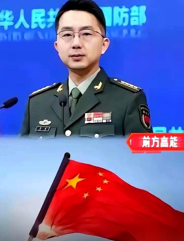 看完关于仁爱礁这艘“坐滩”废船的最新新闻，这出长达27年的连环戏码，算是彻底碰到了硬茬。几箱大米和矿泉水刚扔上那艘锈穿底的甲板，缆绳还没来得及解开，吃着中方放行物资的菲律宾军方发言人，扭头就对着麦克风叫板：“马德雷山号绝不拖走！”
这趟补给前，破船上的菲律宾兵已经整整断供了50天。没淡水，拿铁盆接雨