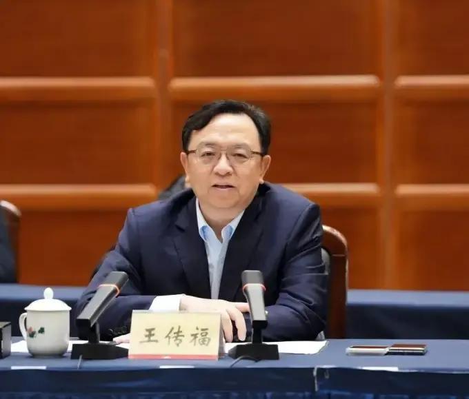 你绝对想不到——身家千亿的比亚迪创始人王传福，如今依然坚持每周雷打不动做一件事：拎着水果零食，溜达着去隔壁别墅……找嫂子吃饭！都说最牛的投资是用信任下注，赌一个人的未来。如果按这个标准，王传福的嫂子张菊秀，绝对算得上是投资界一个无法被复制的传奇。
 
门开了。张菊秀在围裙上擦着手，眼睛先落在他手里的