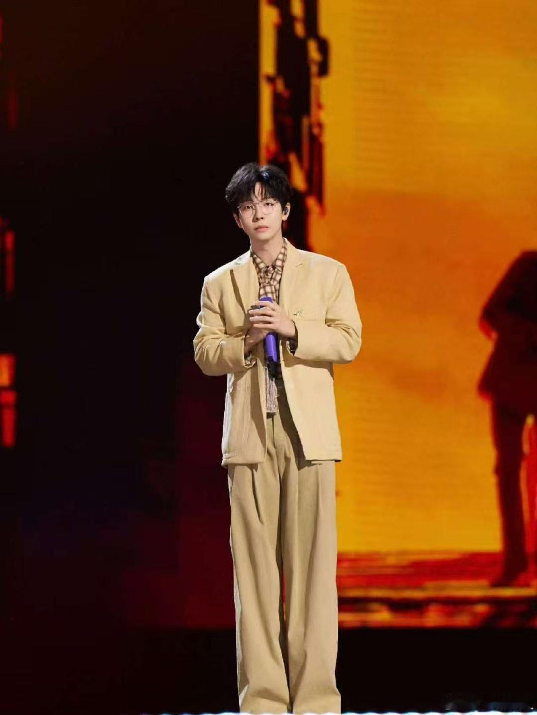 #胡夏回应小辈子脸# 新浪娱乐盛典专访胡夏，被说长着小辈子脸，反应可爱情商在线，感恩一路陪伴听众青春，爆料黄子弘凡60秒语音轰炸，欢乐值直接拉满 ​
