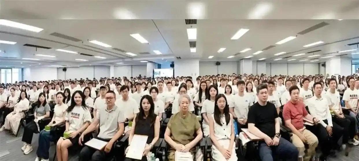 峰学蔚来董事见面会！张雪峰妈妈稳居 C 位，张姩菡亮相，和妈妈长相宛如复制粘贴 ​