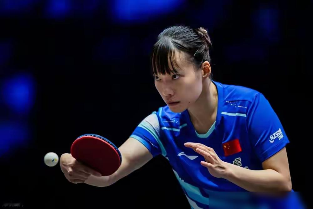 石洵瑶把王曼昱逼到第五局，第四局还打了个16-14，这球真不是闹着玩的。反手拧起来就抢，前三板直接往死里压，王曼昱整场都在被动挨打的节奏里找缝钻。可你发现没，决胜局她突然不发长球了，全往台内摆，摆完侧身就是一板正手。小将猛是猛，一到关键分手还是紧，老将就吃你这点。王曼昱赛后自己都说，这是石洵瑶打得最