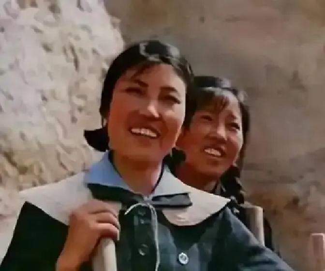 当年大寨村最水灵最能干的“铁姑娘”队长郭凤莲，偏偏嫁给了一个腿脚不方便的男人，而且做媒的不是别人，正是陈永贵

这事要是搁在现在的相亲角，大爷大妈们估计得把头摇成拨浪鼓，觉得这姑娘肯定是魔怔了图啥呢

其实当时村里私下也有人嘀咕，觉得这就是硬压下来的一项“政治任务”

可咱们要是拿现在的眼光去丈量当