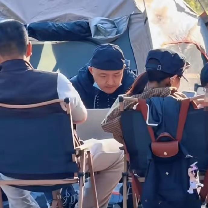 风波之后，包贝尔被网友偶遇在户外露营，这也是风波传出之后少见的露面画面。

不少人都在好奇，这次风波会不会影响他之后的拍戏和相关工作资源，是会有变化，还是不会受到太大的影响，后续的走向还是得看项目方和行业的选择。