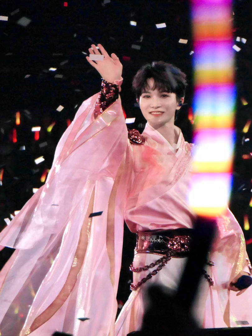 #周深真红啊##周深古装半永久#这套红色古风造型细节满满，衣身点缀精致红枫叶元素，糅合秋日美感与东方浪漫，舞台光影之下格外夺目。 ​