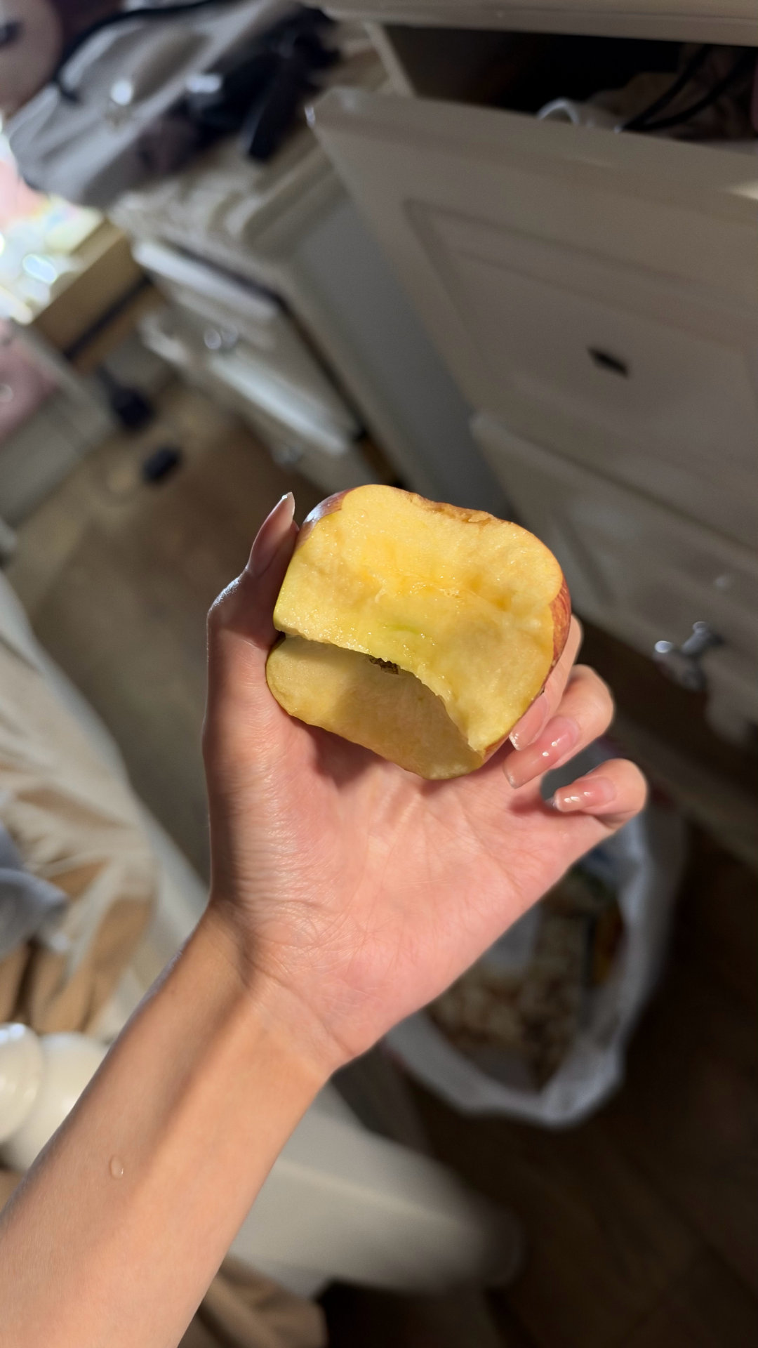 ：我要表扬我妈 买了一箱超级超级美味的苹果
浓郁的果香 脆度刚好 皮也不膈嘴 重点是一口下去真的是有苹果味的 懂我意思吗 [抱一抱] 在我心里这是苹果里的满分学生 妈妈好会买哦 ​
