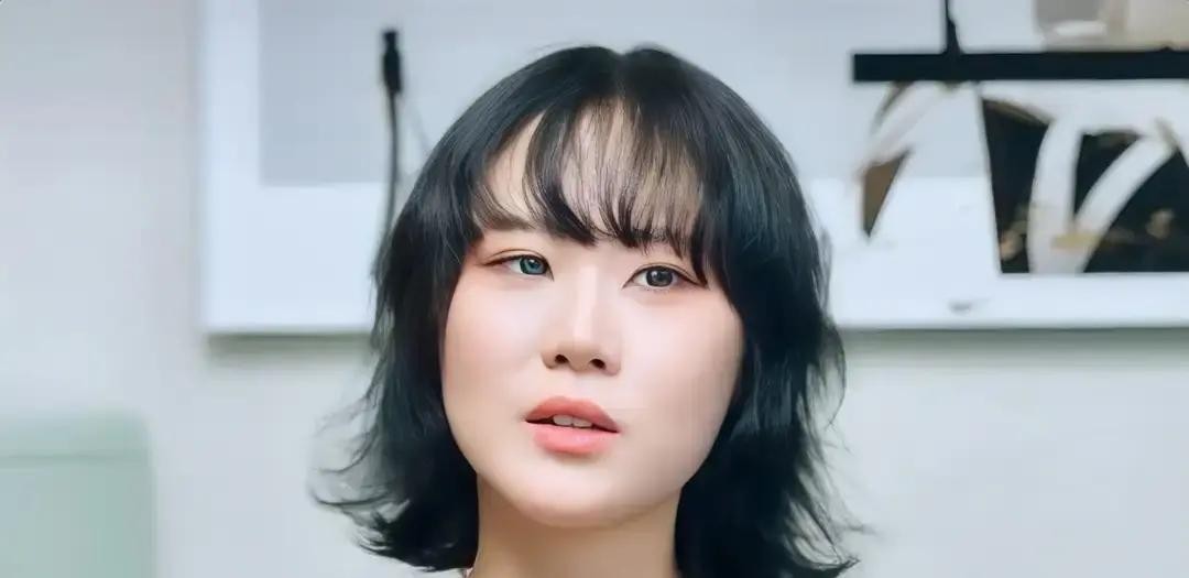 窦靖童穿着定制演出服，转头就坐塑料板凳上，陪着同父异母的妹妹窦佳嫄吃15块钱一碗的面。

窦佳嫄一出生就被全网追着骂“小三的女儿”。她12岁开始吃精神类药物，微博评论区常年有人刷“你妈欠的债你得一起还”。

窦靖童没躲。她开车到楼下等，带三分糖奶茶。2023年接受采访时说，上一辈的事是上一辈的选择，