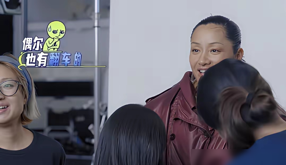 李乃文当众问瞿颖：你刘海咋了？全场瞬间安静。
他真没看出来这是特意做的舞台造型，就是顺口直说。
瞿颖笑着答故意的，他当场懵在原地，半天回不过神，被胡军和全场观众调侃了好久。后来瞿颖公开回应，说舞台造型本来就是效果至上，只要整体好看，根本不在意这点小讨论。
成年世界里，这种不带拐弯的直爽太难得。