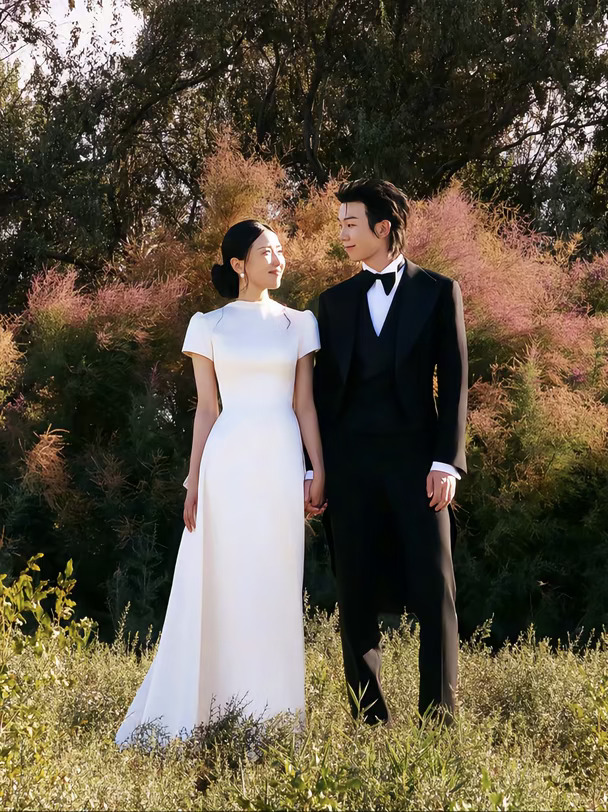 白举纲老婆穿的缎面婚纱🔥来自我的设计