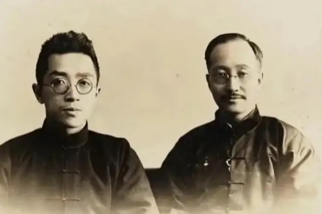 民国时期，年轻时的胡适和章士钊的合影，说起来章士钊还是胡适的恩人，早年章士钊与陈独秀办杂志，推荐胡适来撰文译稿、后来还帮助他进入北大圈。

不过两人虽然私交很好，但是后来因为新文化运动而闹掰了，胡适提倡全权用白话，章士钊并不反对新东西，不过认为“彻底仍旧”是矫枉过正，有些政论和美文用文言更加简净，两