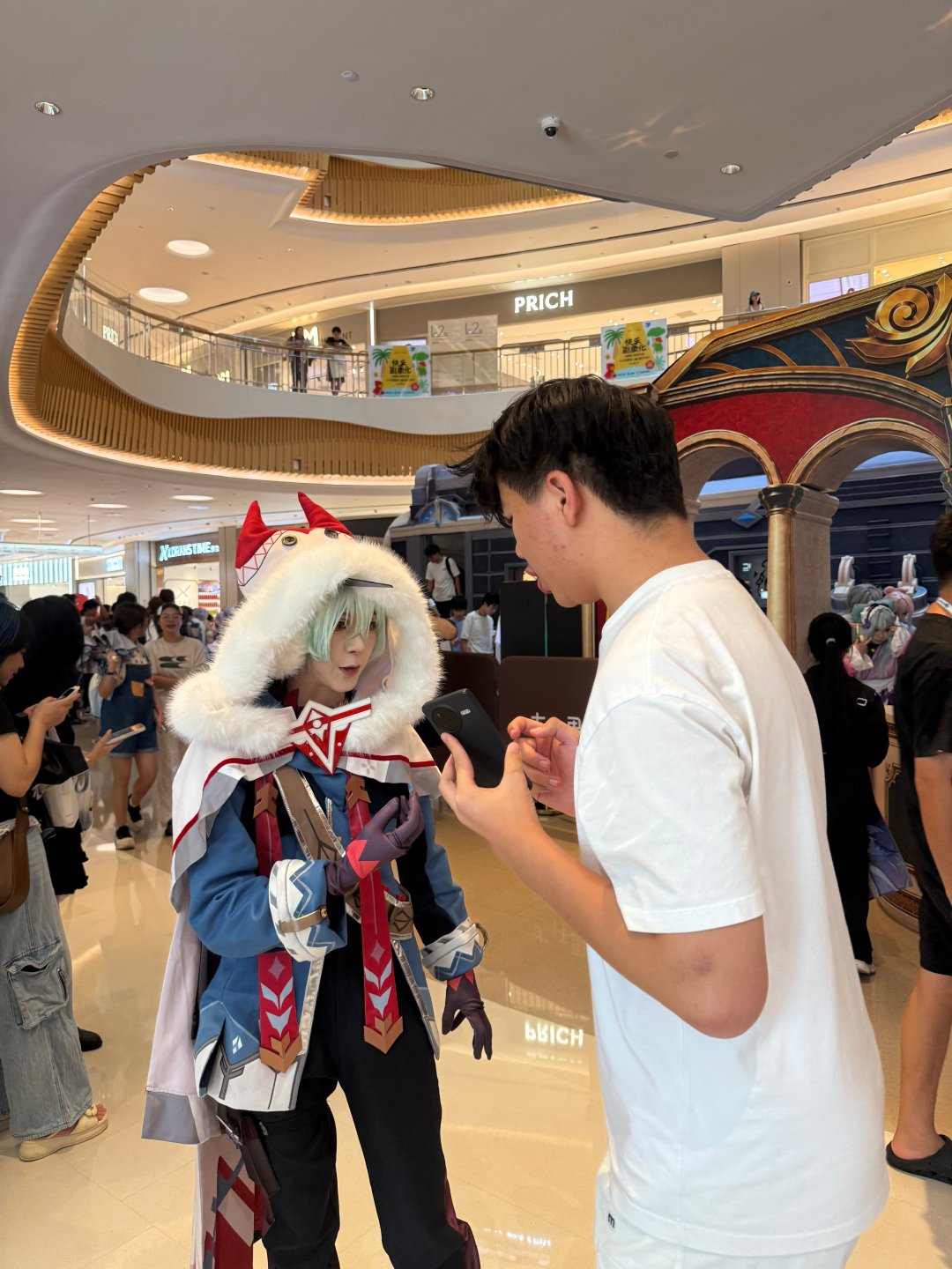 #原来内向的人都是这样交朋友的#  快闪现场体验感直接拉满，唯独排队队伍格外漫长。内向人不用刻意寒暄，靠着共同的爱好，就完成一场无声的同好社交。#美团会员原神联动# ​