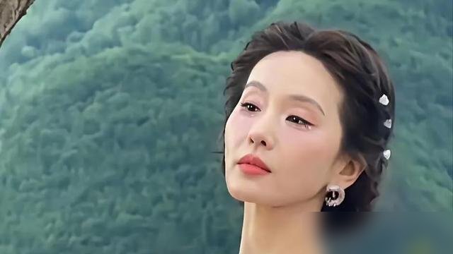 刘诗诗这回真豁出去了，剪了短发，穿着旧工装，演了个调查记者。
《醉梦》开播两小时，站内热度破两万。十六集，双时空，跨度十六年。她素颜出镜，往那一站，眼窝都是戏。
可越是这样，越让人捏把汗。以前说她眼神空，现在年龄上来了，那点“空”反而被磨成了疲惫。镜头怼脸，藏不住。
《千里江山图》也杀青了，民