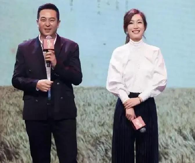 秦海璐演完《白鹿原》后，特意跟张嘉译说：“以后就算剧本再好，片酬再高，我都不演你老婆了。”张嘉译当场愣住，后来面对记者不断好奇询问，秦海璐说出原委，听完着实让人笑不活。

张嘉译愣是没明白自己哪儿做错了。散席后他拉住秦海璐的助理小声打听，助理也笑：“海璐姐说，再给您当媳妇儿，她回家都快不会跟王老师说