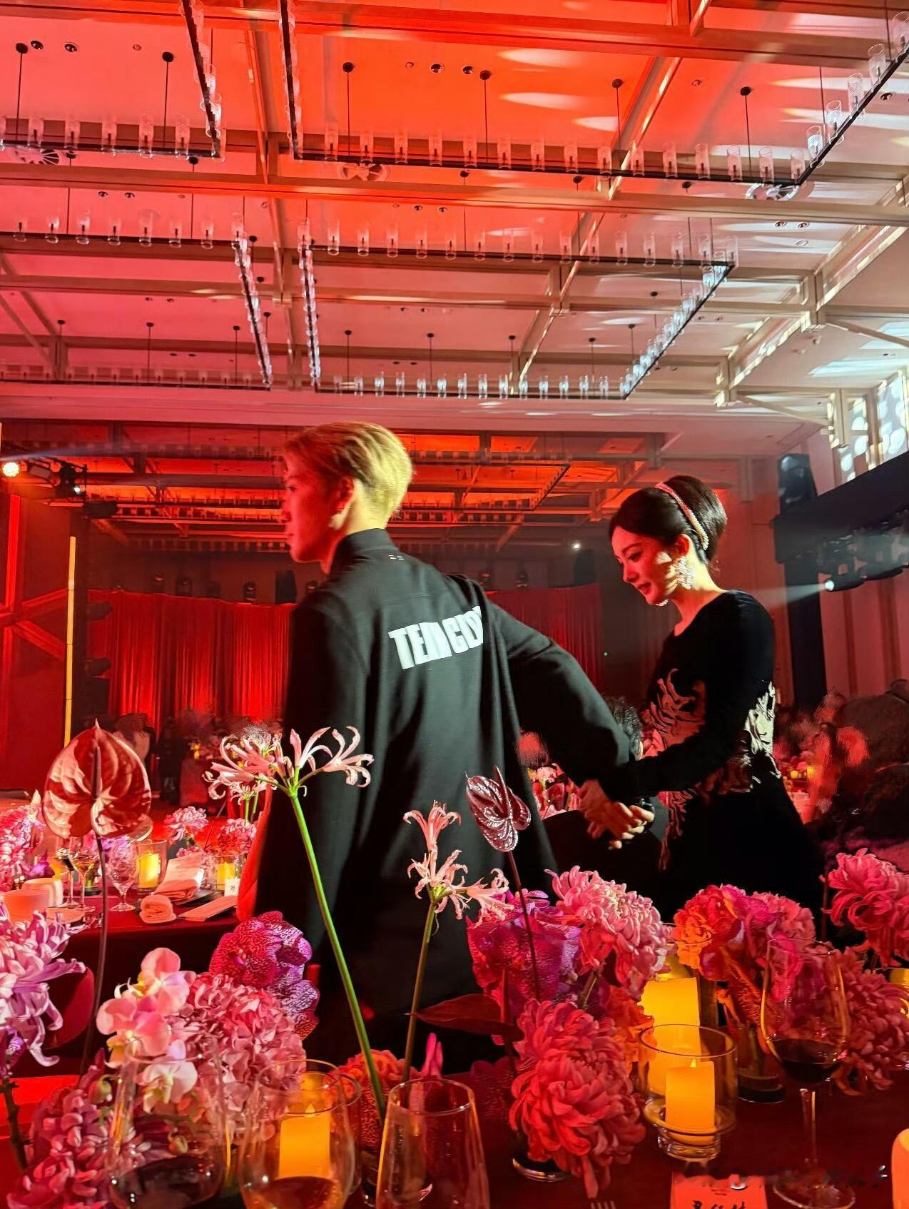 有点好磕！王嘉尔杨幂芭莎晚宴这牵手画面，也太唯美了吧……
时尚芭莎盛典红毯，杨幂压轴登场，造型美出新高度。
晚宴上，杨幂身穿拖地长裙，走起路来特别不方便，上台领奖时，还要一只手提着裙摆，王嘉尔赶紧上前搀扶。
说实话，这牵手画面真的好唯美，不知道的，还以为婚礼现场，太好磕了。
走下舞台时，王嘉尔依旧搀