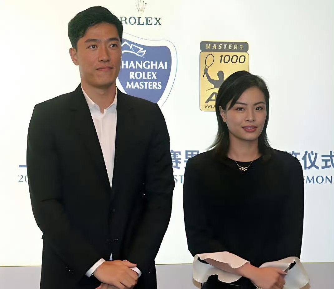 刘翔、吴敏霞这两位奥运冠军退役安置的情况有些类似：他（她）们都是上海籍的顶尖运动员，退役后都曾挂职上海市体育局团委副书记。可同样的起点，两人却走出了截然不同的路，一个主动转型风生水起，一个被动等待十一年，这背后藏着的，是体制内安置机制对运动员个体差异的忽视。

吴敏霞退役后没闲着，一边挂职一边创立个