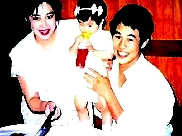 李连杰背了33年的“抛妻弃子”黑锅，终于在10月11日被他自己正面掀翻了！
 

当年他和原配黄秋燕和平离婚，全网却铺天盖地骂他是为了利智抛弃糟糠的负心汉，这一骂就是三十多年。
 

直到这次他出面澄清，大家才知道当年根本不是那么回事。
 

所有的共同财产和房产积蓄，李连杰一分钱没留，全部过户给了