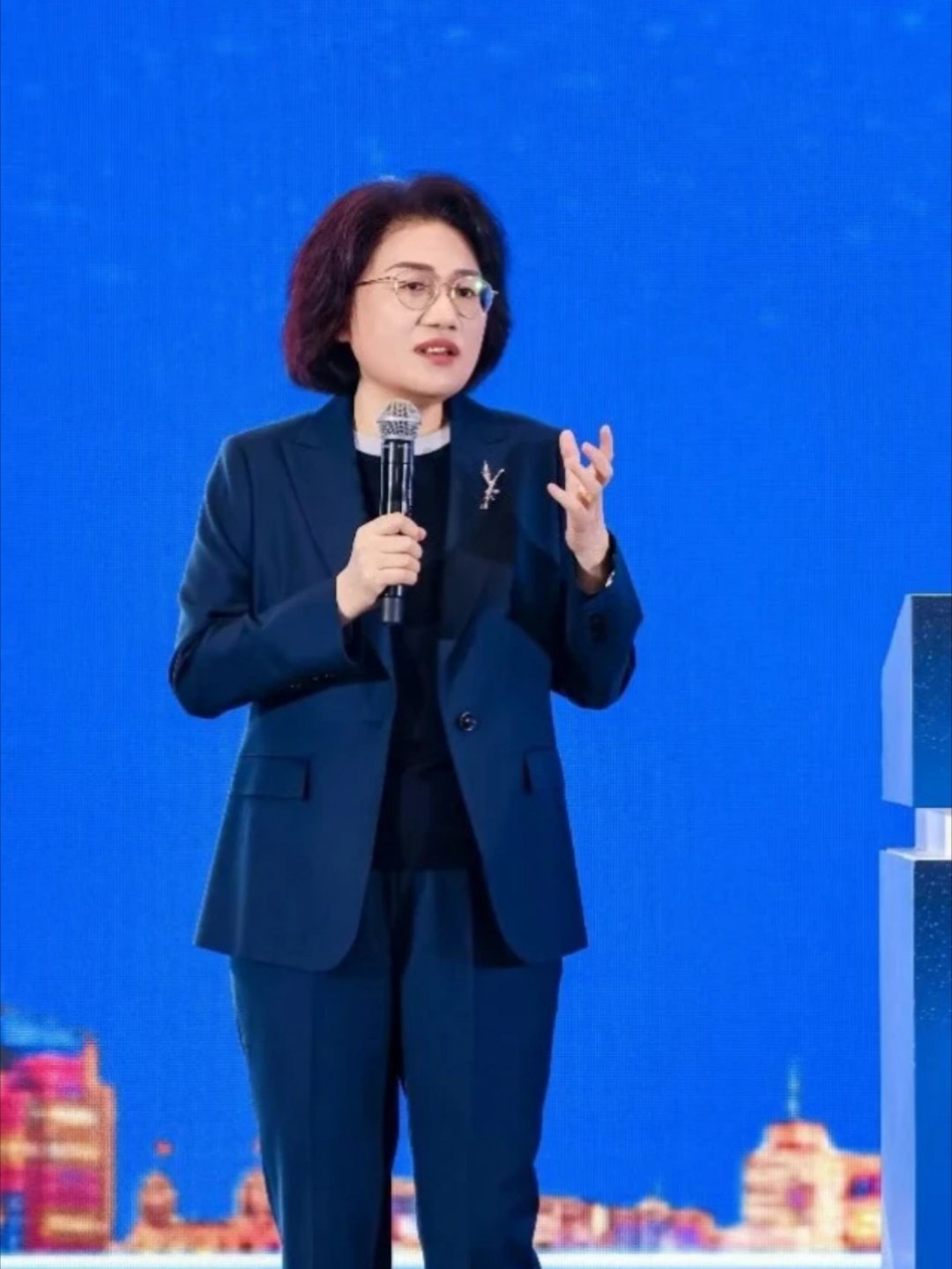 华为这次，确实不只是“几纳米”的事了。麒麟 2026 芯片晶体管密度从 1.55 亿颗/mm² 提升到 2.38 亿颗/mm²，增幅约 55%。

何庭波更新“韬定律”论文，核心是 Logic Folding（逻辑折叠）——把芯片从“平铺”变成立体“叠起来”，用架构续命。

同等性能下，NPU 功耗 ↓ 66%、GPU ↓ 58%、CPU ↓ 41%。 ​