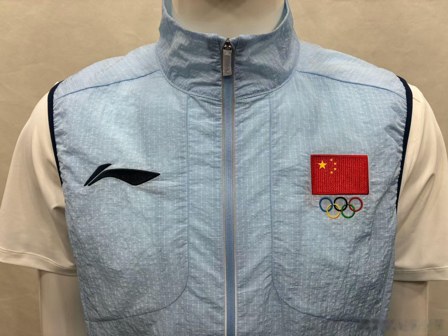 肖战代言李宁体育品牌赞助中国体育代表团亚运会马甲限量版来袭
​男M。L。XL。XXL。3XL。4XL。
​女M。L。XXL#李宁[超话]##中国国家队##运动就是坚持##李宁品牌全球代言人肖战#  ​