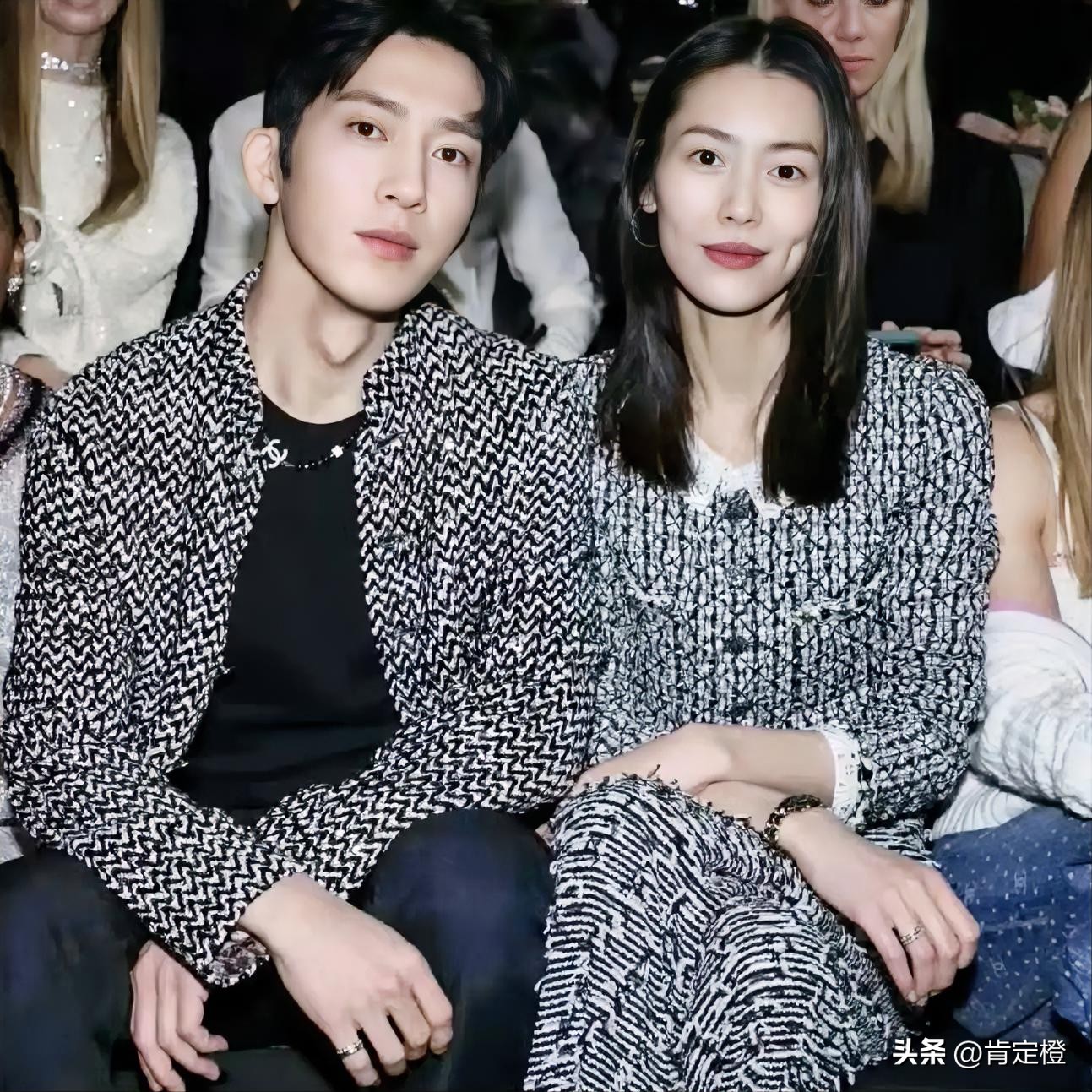刘雯为什么会看上井柏然？
原因很简单，
不是因为他富裕，也不是因为他长得高，而是因为她在井柏然身上找到了踏实感。
 
刘雯在时尚圈摸爬滚打这么多年，站过全球顶级的秀场，拍过无数一线杂志封面，身边见过的光鲜人物数不清。

常年辗转各个国家城市，行李箱跟着她四处跑，看似风光无限，其实日子过得颠沛又匆忙。