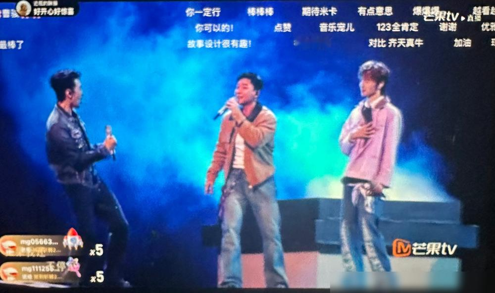 王传君这招，把刘畊宏架在火上烤。
就为了保他，队长硬塞两个专业歌手给他垫场子。满江、小管往台上一站，那嗓子是来比赛的，刘畊宏站中间，一开口就成了来串门的。
845火力值，五个部落排第五。第一名小沈阳875，就差30，可这30隔着的是专业和业余的鸿沟。
你以为在帮他，其实在放大他的短板。唱功这东