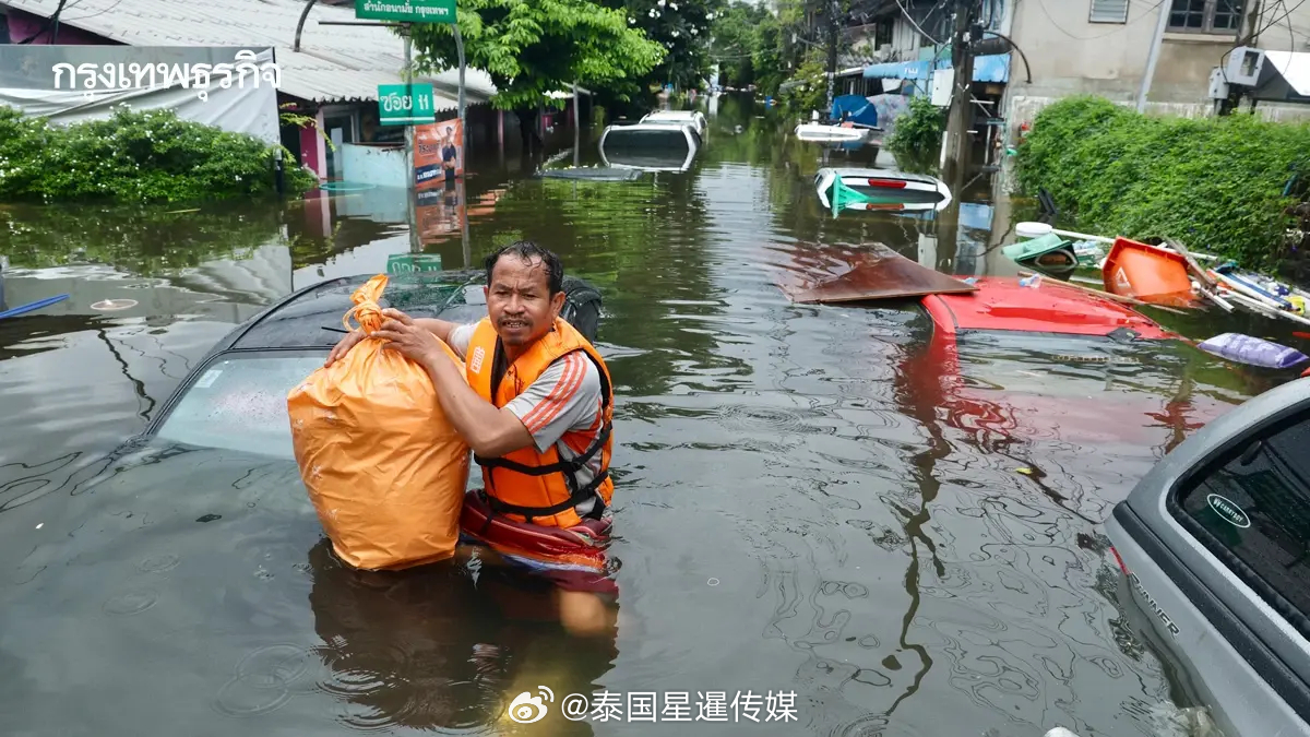 #泰国星暹新闻# 【世界银行：洪灾正成为泰国经济增长的长期成本，2030年受灾人数或达2011年的2.5倍】

由于曼谷大部分城区海拔仅高于海平面1至2米，且地处湄南河下游冲积平原，长期面临地面沉降问题。随着城市持续扩张，加上海潮影响，以及近年来日趋频繁和强烈的暴雨，城市洪涝风险进一步叠加。

季节 ​