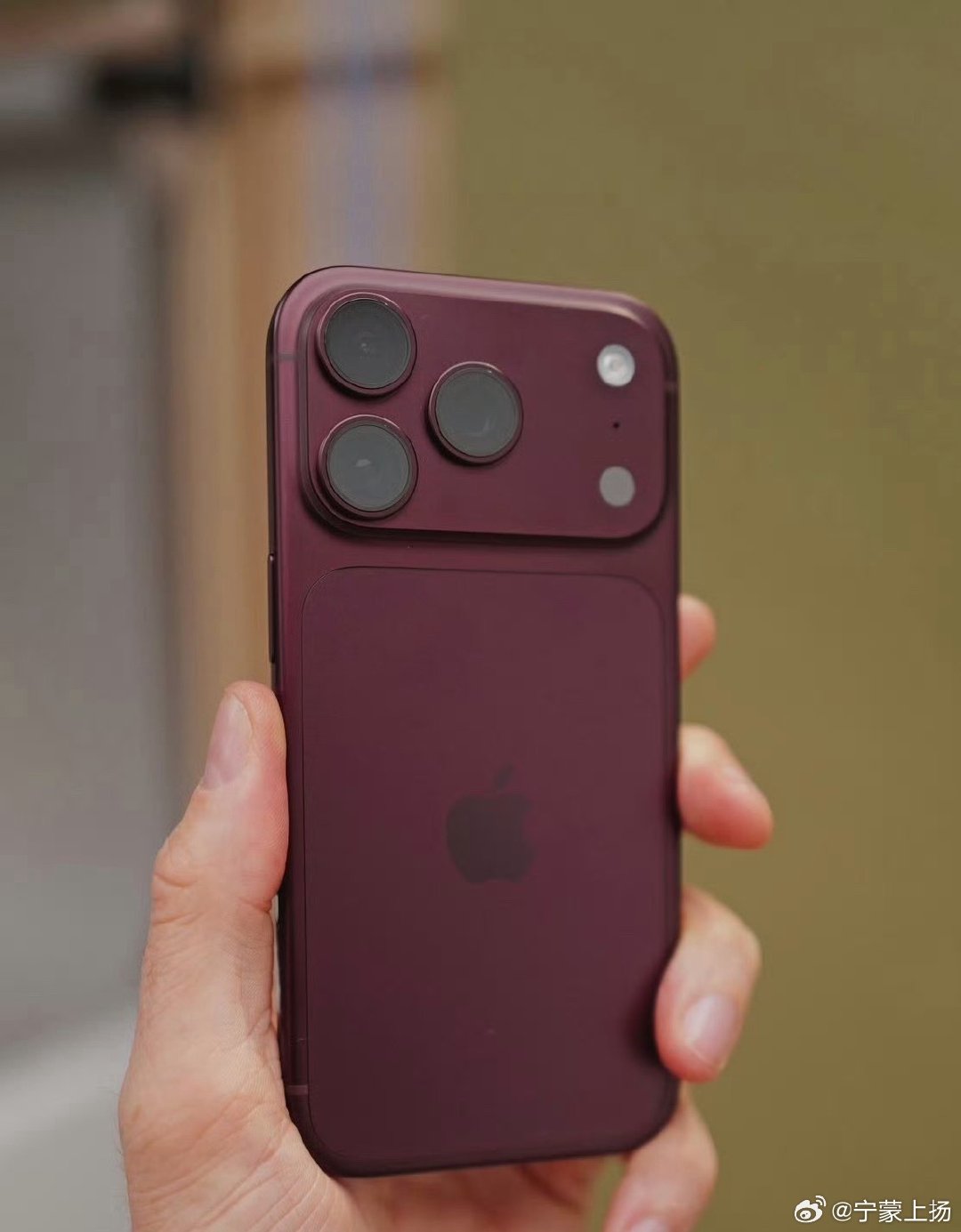 iPhone18这个深樱桃红，你确定樱桃🍒红色吗？
我一开始以为是鲜亮石榴红，现在看来是红酒一样的暗酒红😂
审美真是各花入各眼，我是看不上，不过我也买不起哈哈😃

#iPhone18Pro被吐槽根本抢不到#只要不买，就影响不到我[允悲] ​
