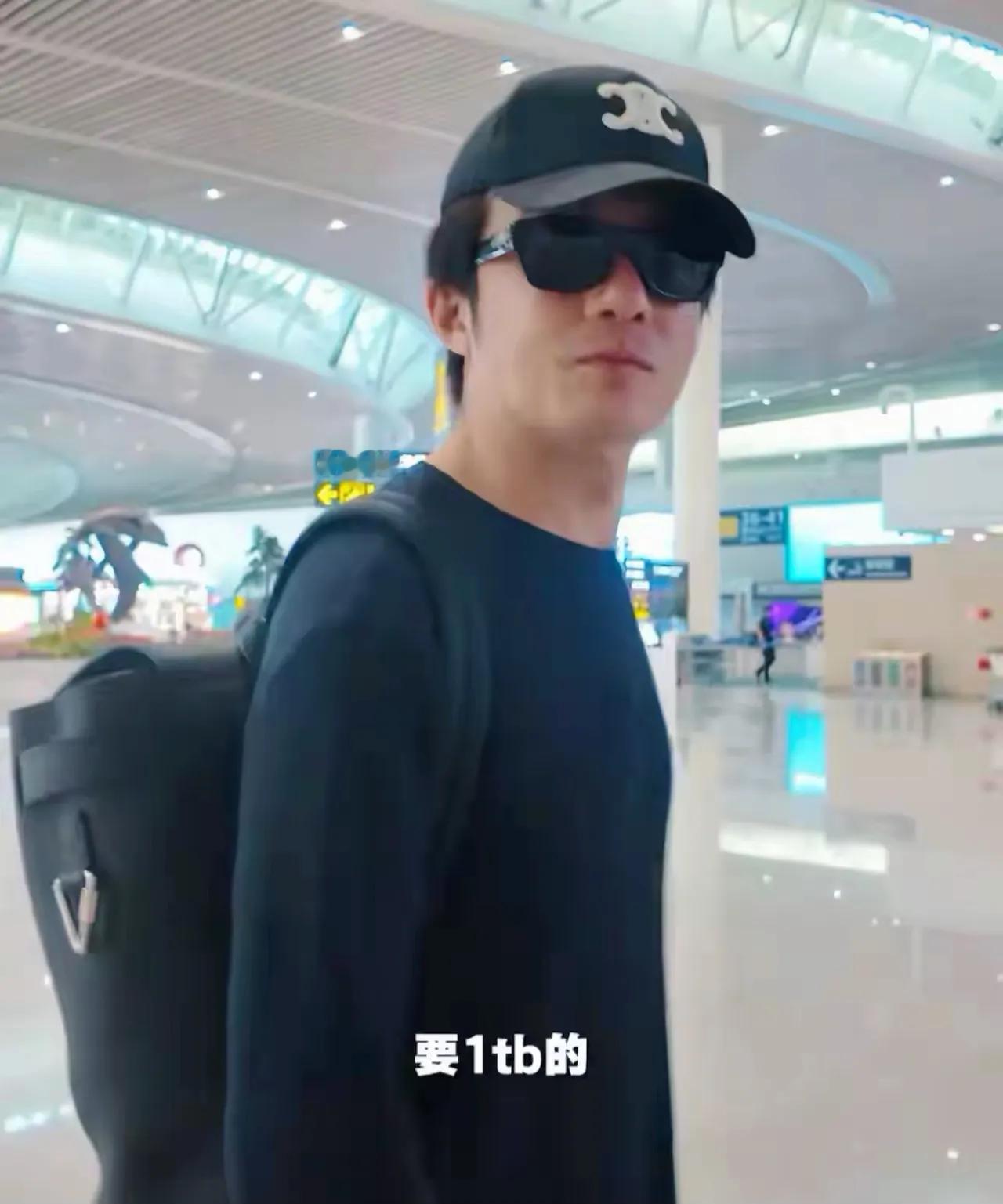李泽锋这事，
给同行提了个醒，
就算你再红再有钱，粉丝的真心也不是砸钱买的，是一次次靠谱处出来的。

李泽锋的现状，给圈内同行提了个醒，就算你再红再有钱，粉丝的真心也不是靠砸钱买来的。

同是艺人跟粉丝打交道，有人忙着引导集资，有人自掏腰包请咖啡发红包，高下之分观众心里有杆秤。

同是粉丝要东西，路