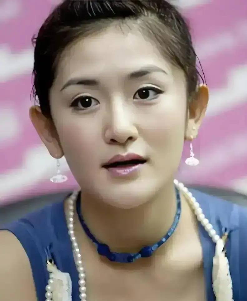 谢娜借包文婧三万澳元，还的时候只还了三万人民币。包文婧提醒后，谢娜让弟弟补了十二万差额，事就这么清了。可真正值得琢磨的，不是币种搞错，而是包文婧开口前那股犹豫——明明差着十几万，话到嘴边却先怕显得计较。生活里太多人卡在这一步：钱借出去是情分，要回来倒像自己做错了事。谢娜爽快补钱是应该的，但更难得的是