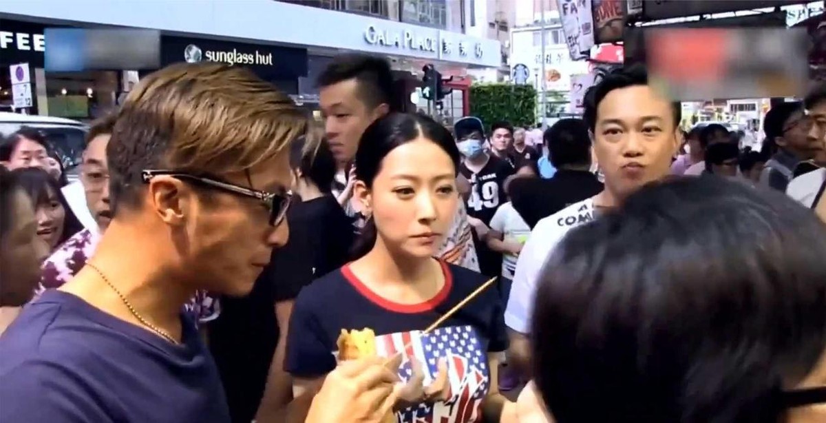 谢霆锋和霍汶希街头同框被拍到互相投喂，这画面一出来就被传成恋爱前兆。镜头里两人站在路边，谢霆锋递过去一口、霍汶希笑着接住，没有镜头前的紧绷，倒像相处了半辈子的老搭档。可别真当绯闻嗑，霍汶希从他年少闯祸那会儿就陪着，顶过骂声、扛过风波，是经纪人更是过命的人。网友说霍汶希有张柏芝的轮廓、王菲的疏离感，所
