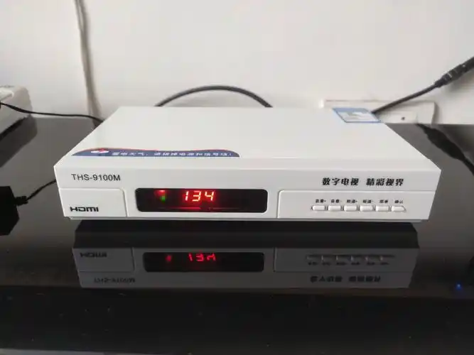 你会不会也有这样的体验？看电视时最闹心的根本不是插播的广告，是缠成一团的各种线，还得拿两个遥控器反复切换操作。
先开启电视再打开机顶盒，等加载很久之后还要逐次点选多层菜单，很多老年用户摸索好久都找不到想看的直播频道。
当下整个电视行业的发展方向已然清晰，传统外置机顶盒，正一步步退出历史进程。
很多家