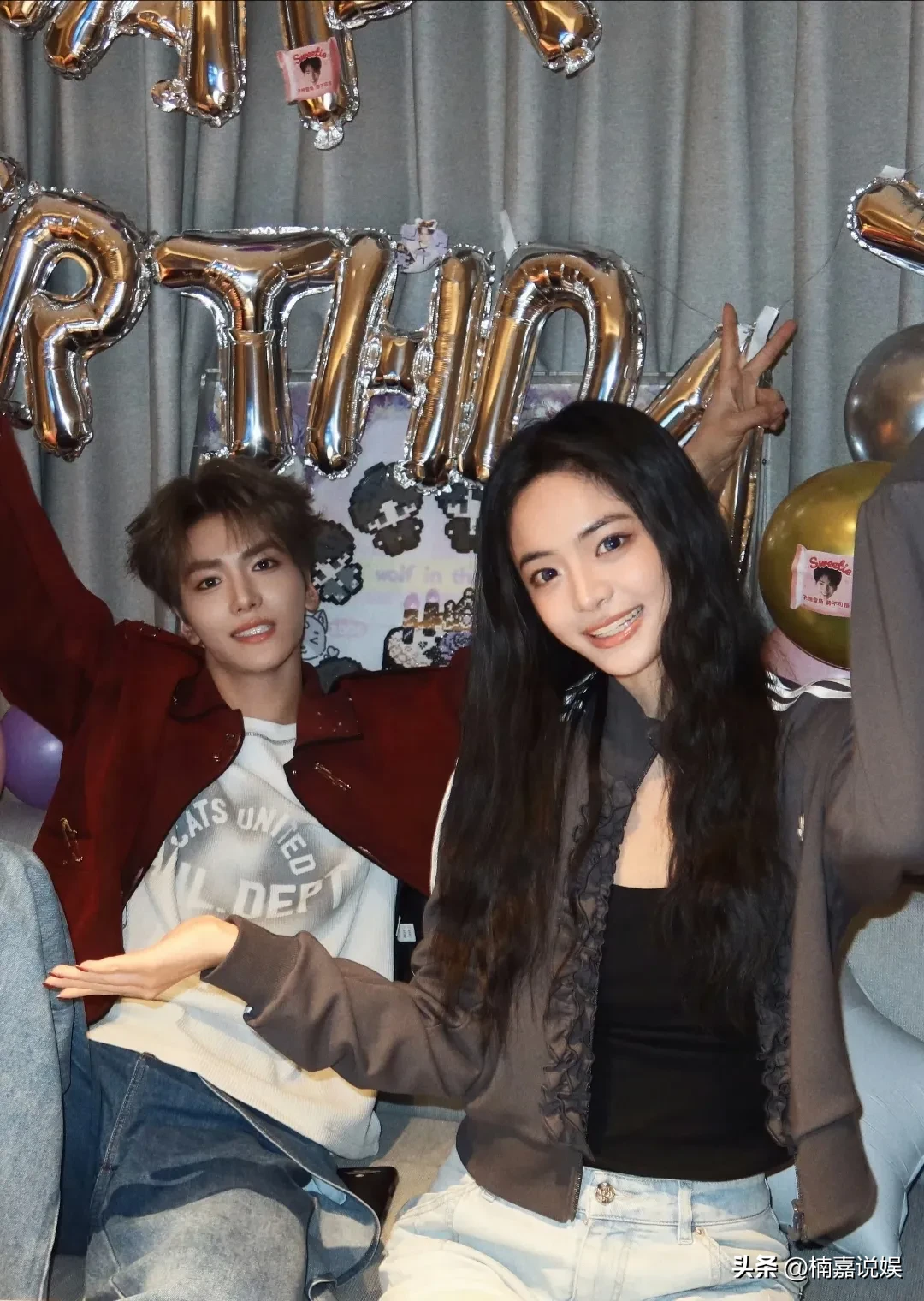 邵兵、张培的一对龙凤胎儿女过22岁生日，一家子的颜值都很高呀！
果然原件正确，复印件就正确！
邵子恒和邵子娇兄妹俩，个子高挑，眉眼有妈妈的影子，但是更像爸爸邵兵，
哥哥英气俊朗，妹妹柔和靓丽。
哥哥16岁就去韩国当练习生，这两年已经进入娱乐圈，
妹妹在美国留学，在纽约大学读艺术专业，星二代里的“美女