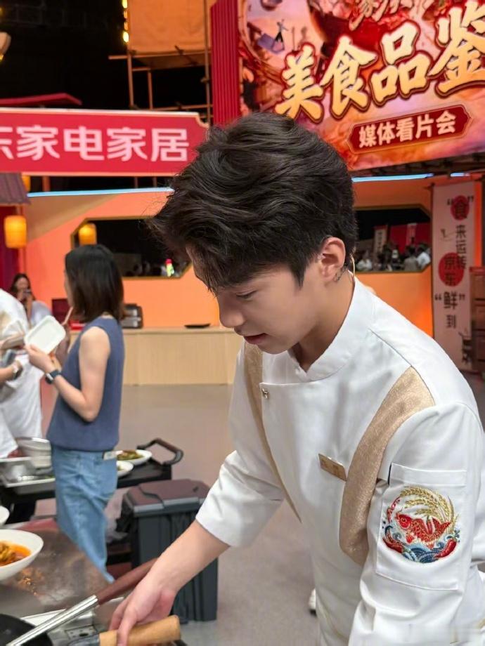 东安鸡还没上桌，做菜的唐易师傅就已经狠狠吸引大家注意力了，现场媒体拍着...