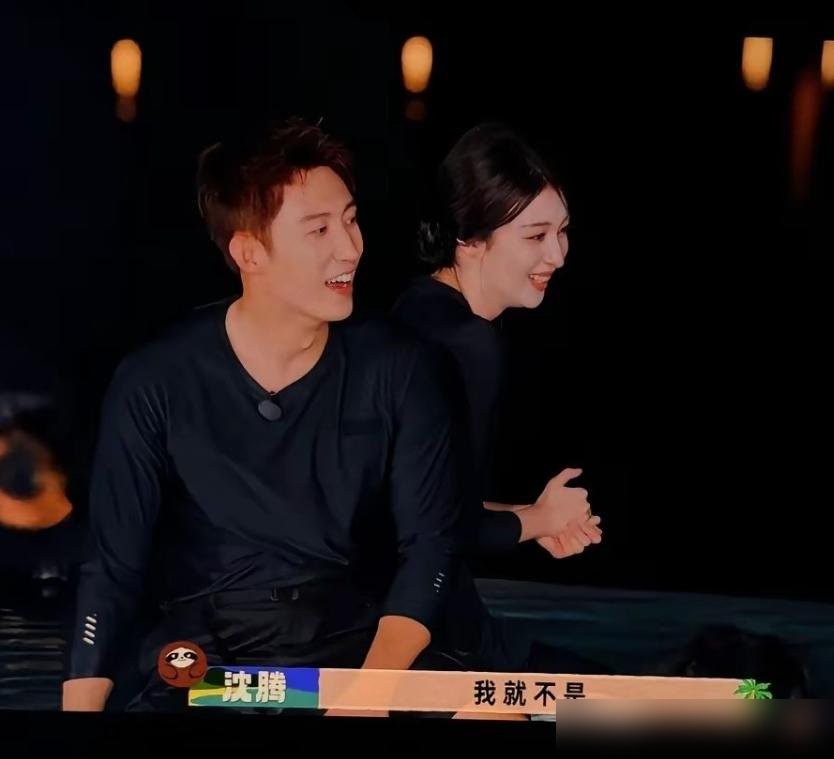 黄景瑜当面一句“还要演好人吗”，直接把王楚然给问卡壳了。

就综艺里那盘狼人杀，黄景瑜眼神跟审贼一样盯过去，王楚然眨巴着大眼睛愣了两秒。那不是演出来的客套，是真刀真枪的试探与拆台，满屏的荷尔蒙跟火药味混在一起，反而把路人看爽了。

往前翻翻，坊间早就在传两人要搭一部高干饼《京洛再无佳人》。两家后援会
