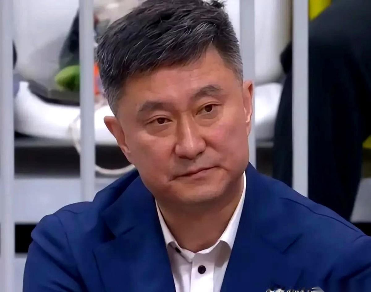 季后赛大门前，广东男篮，三连败。 别的队都在摩拳擦掌，他们倒好，场上五...