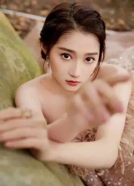 关晓彤今天29岁，没办大排场，就晒了组照片，直接把我美晕。

俯身捏朵粉花抵唇边，皮肤白得透光，睫毛长眼睛亮，直勾勾看镜头却一点不讨好。风把头发吹乱几缕贴在脸上，反而多出种懒洋洋的、不设防的美。

二字头最后一个生日，有人说是告别青春的分水岭，我倒觉得，这是她真正开始为自己活的起点。

新的一岁，继