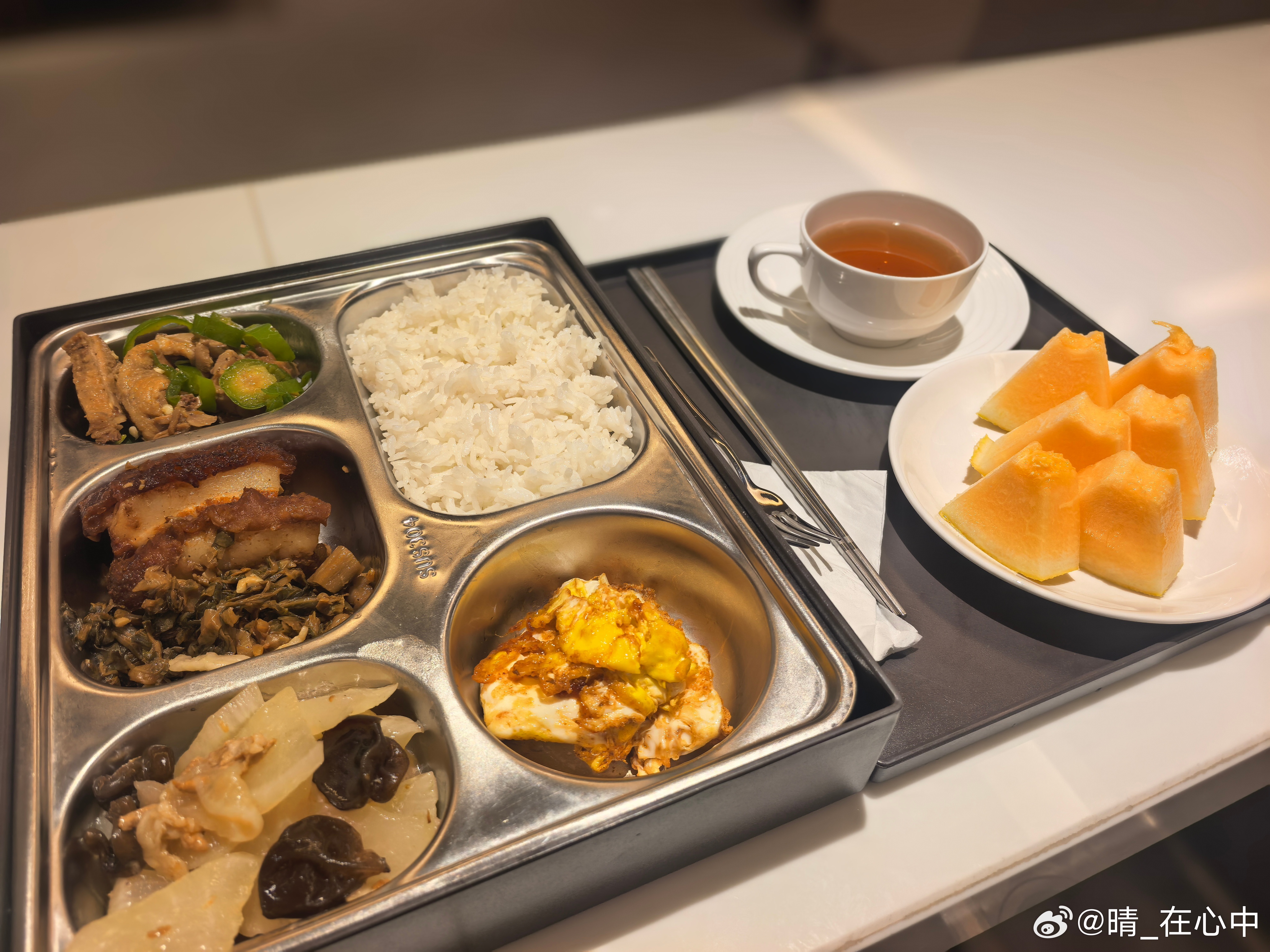 原来顺德陈村新开了一家广汽丰田4S店啊，今天带上我的小车车过来首次体验一番。来到陈村南涌地铁站B出口，慢慢就看到醒目的广汽丰田-润东陈村店的招牌。刚进来经保安叔叔的指引到了接待区，光亮的办公接待区，干净整洁。带着小酒窝的接待小哥哥对车辆进行检查，确定项目开单（享受了优惠[么么哒]）。从 ​