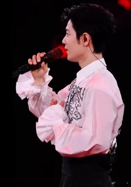 肖战演唱会又破纪录了

肖战出道十年首场个人巡演官宣即炸场！大麦“想看”人数仅用2小时44分便突破百万，12小时更是狂飙至200万，一举创下平台最快双纪录。目前两城总预约量已超300万，而首批仅8万张门票，抢票难度堪比中彩票。

最圈粉的是他坚持100%公开售票、拒绝内部预留，并实行强实名制。不过这