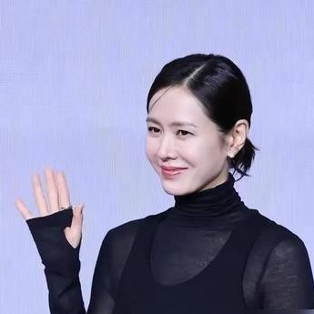 新剧口碑崩到泥潭里，换个女演员估计早就急着控评公关了，孙艺珍倒好，转头拉着玄彬去东京街头排队吃面。
这部《丑闻》刚播就被挑刺，吐槽声铺天盖地。媒体巴不得抓她个窘态，结果她轻飘飘两句话就打发了：观众口味不同很正常，不喜欢看也合理，意见我都接着。
戏里被骂悬浮，戏外人家该怎么过就怎么过。快四岁的儿子