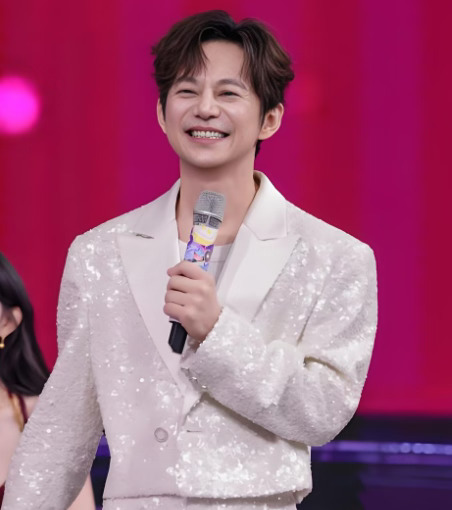 何炅“背后夸人”这一招，真的厉害！
	
在《披荆斩棘2026》中，满江、唐九洲、邵子恒组成了一个部落，唐九洲是队长。
	
满江与唐九洲聊天时问：“你身边认识什么情商很高的人吗？”
	
唐九洲不假思索地回答：“小齐、齐思钧！我真的很好的朋友，基本都是主持人。我看我的送考人谢楠楠姐，也是主持人。小齐也是主持人，他算是我圈里最好的朋友。”
	
满江接话：“其实何老师（何炅）的情商也很高！”
	
唐九洲：“何老师的情商太高了！前几天邵子恒跟何老师发信息，说舞台表演的事。然后邵子恒突然和我说，你知道吗？何老师夸你了！”
	
唐九洲得知自己得到了何炅的夸奖，连忙发信息表示感谢，何炅回复他：“你这个队长很厉害！”
	
唐九洲回应：“我平常很少接受到大家的负面评论，这一次有点消耗自己，但是我也在努力。”
	
何炅鼓励道：“热度在的时候，肯定说什么的都有！但你别担心，我为你骄傲！”
	
何炅厉害的地方，不仅仅是背后夸人，当对方接受到他的善意主动回应时，他的鼓励也言之有物，让人感觉倍加温暖和安全。
	...