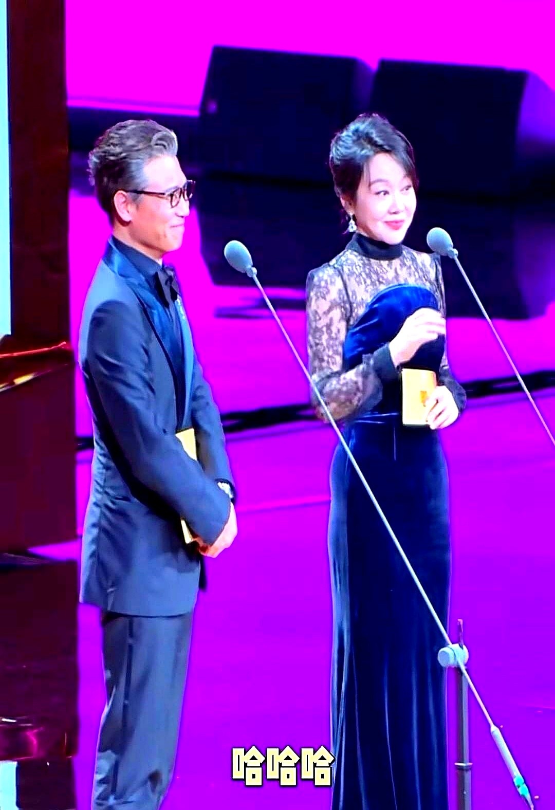 李乃文在飞天奖台上刚笑着说了句“好久没见”，闫妮转头就把底裤给揭了：“前两天不是刚见过吗？”

李乃文愣了一秒，赶紧找补说想去给她当助理学演戏。闫妮斜睨他一眼，连珠炮似的反问：你多大岁数了？剧本、水杯、椅子你脑子能记住几个？全场瞬间笑翻。

李乃文当场被噎得没招，隔空指着台下的胡军求救：“军哥你评评