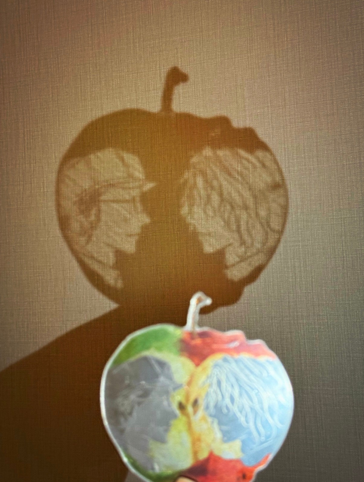 #朱嘉琦[超话]##朱嘉琦六个凶手# 🐷#朱嘉琦# 
《六个凶手》靖江场物料出炉咯～
靖江场的蚝油们可以来找我领换物料^^
*本次物料思路来源绘圈很火的苹果核模版。

《隔阂（果核）》
“如果说苹果是圆满与幸福，果核便是残存的遗憾与念想。初识时尚且青涩，清香中伴着酸楚，重逢时却已烂熟，腐败中渗出 ​