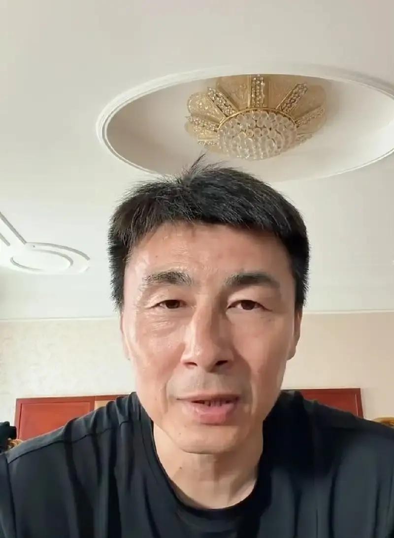 当年在场上动不动就跟人顶牛、甚至直接掐对手脖子的李玮峰，居然公开劝韦世豪收敛脾气。
这一幕放眼整个足坛，怎么看都有种照镜子的黑色幽默。
可偏偏这话，全国还真就李玮峰最有资格说。
韦世豪现在是个什么处境？
脚下确实有东西，盘带、前插、射门，他在场上就是能把对方防线搅得天翻地覆。可问题是，这哥们