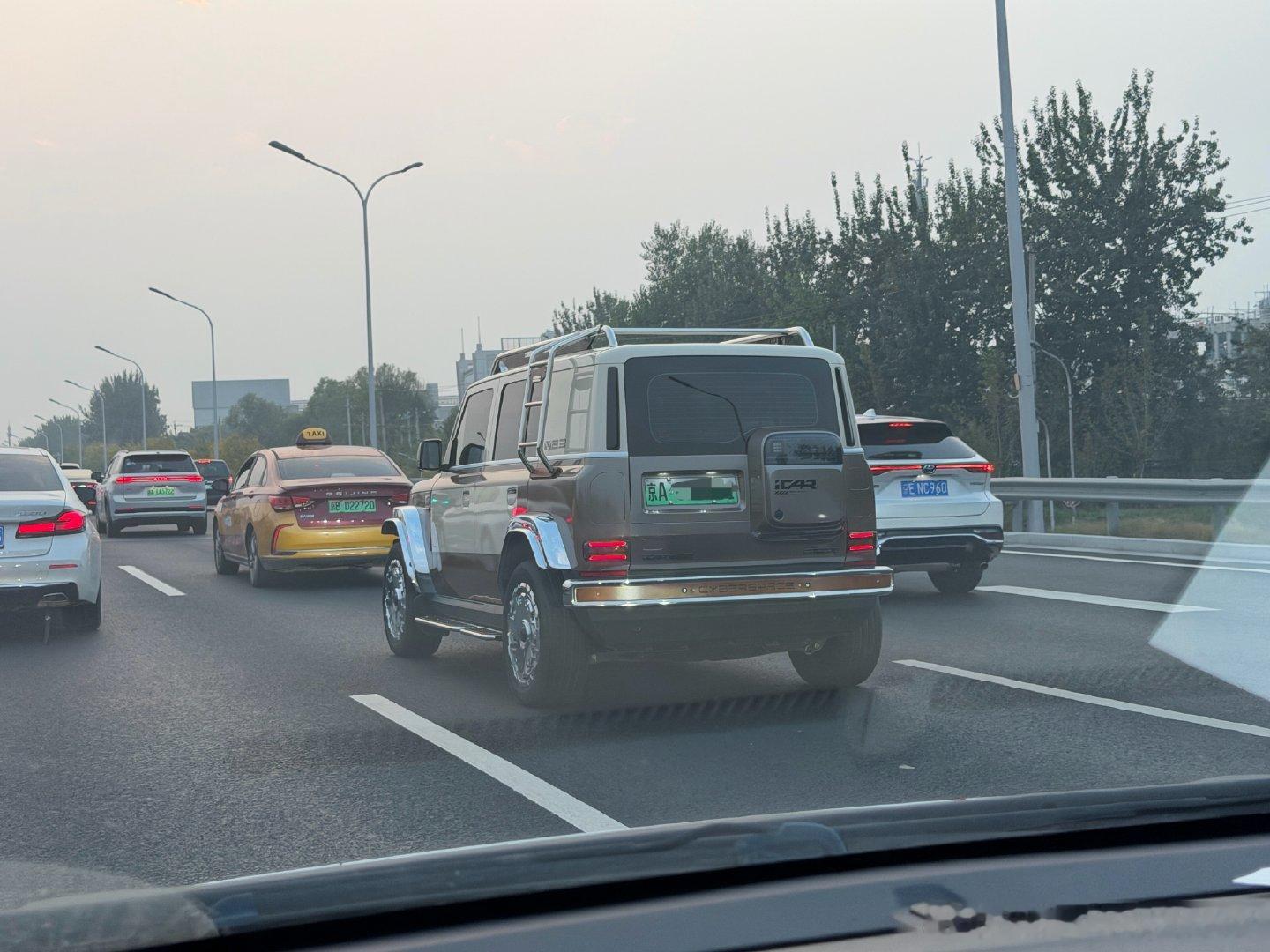 老远就看见一个亮闪闪的“小吉普”。

离近了一看，嘿，这不是iCAR V23吗？

车主搞的还挺有想法的，这一路回头率是真不低。[666]  ​