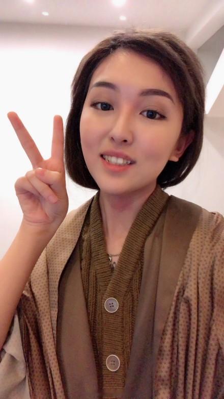千万粉丝博主张凯毅公开视频官宣离婚，孩子抚养权归她本人，离婚冷静期走完，到现在已经过去将近三个月，她复盘这段关系，直言高估了自己，低估了柴米油盐对生活的打磨。
 
很多人还记得当初这场恋爱，曝光，求婚，领证，一路节奏快得惊人，属于典型的闪婚。男方是科班出身的雕塑艺术家，当初那顶四斤重手工黄金凤冠求婚