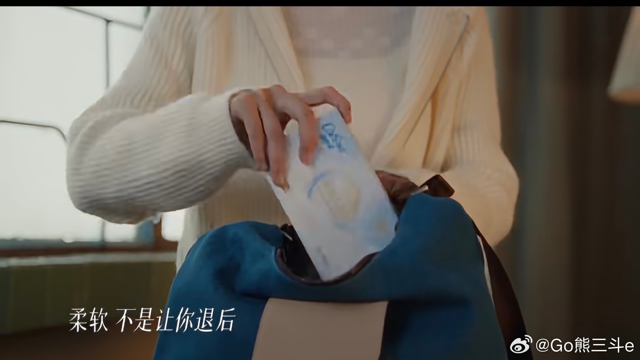 ⭕檀健次檀健次可心柔全球品牌代言人温柔呵护敏感时刻檀健次 当四季流转，万物有不同模样🍃☀️🍂❄️，温柔的力量，总能给人前行的底气。可心柔携手，一同感受世界，读懂「因为柔软，所以勇敢」的内核。敏感时刻，更需要一份妥帖守护。可心柔敏肌适用保湿纸，自带温润保湿配方，触感细腻软糯，减少摩擦刺激，专门照顾娇嫩敏肌。不管是换季泛红、感冒频繁擦拭，还是日常轻柔护养，柔和质感不刮肤，把安心藏在每一次触碰里。就像檀健次在镜头下捕捉四季，静静感受花开、暖阳、落叶、落雪，在细碎光景里接住温柔，从容奔赴前路。柔软从不是脆弱，而是接纳自我、直面生活的勇气。柔软的纸面，守护肌肤敏感瞬间；内心的柔软，容纳四季所有情绪与风景。定格檀健次感受四季的画面，收集属于自己的四季灵感：春日盛放的繁花，盛夏耀眼的阳光，深秋飘落的枯叶，冬日漫天的白雪。在一帧帧自然景致里，体会温柔的意义。以柔软为伴，不惧敏感，自在感受世间美好。可心柔保湿纸，把细腻呵护随身携带，陪伴每一个与四季相逢的瞬间，让柔软成为心底长久的力量，带着这份暖...