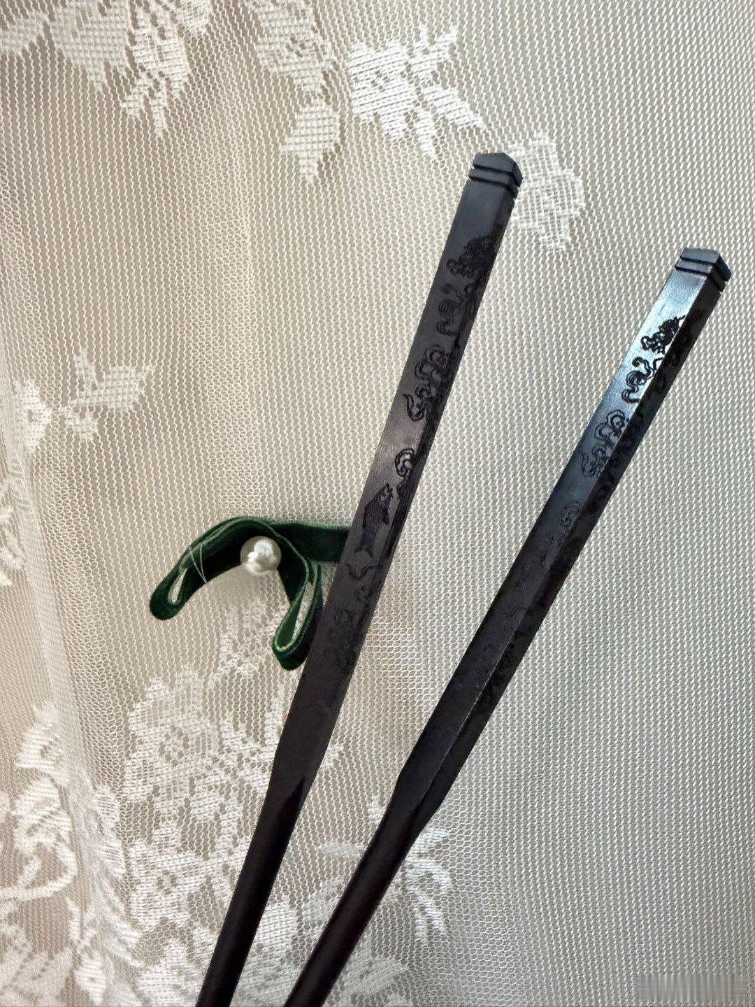 #我和你天生成双#被这组宫里的世界联名筷子狠狠戳中审美，经典乌木配色，精致古雅纹样，东方美学直接拉满。#美团外卖祝你七夕筷乐# ​