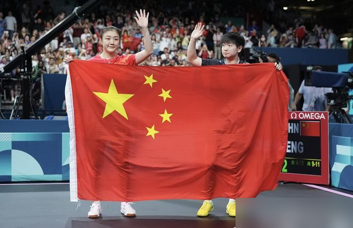马龙说业余打球的，十个里有九个在扭屁股打球。
他那段点评，真是一点面子没留。发力链是断的，看着挥胳膊挺猛，劲儿全在腰上晃悠，球根本不走。反手更绝，清一色拿胶皮往外推，没几个真会撞进去再撕出来的。
说白了，就是肌肉记忆焊死了，自己还觉得动作挺顺。
马龙给的招狠得离谱：真想涨球，换个左手从头练，把