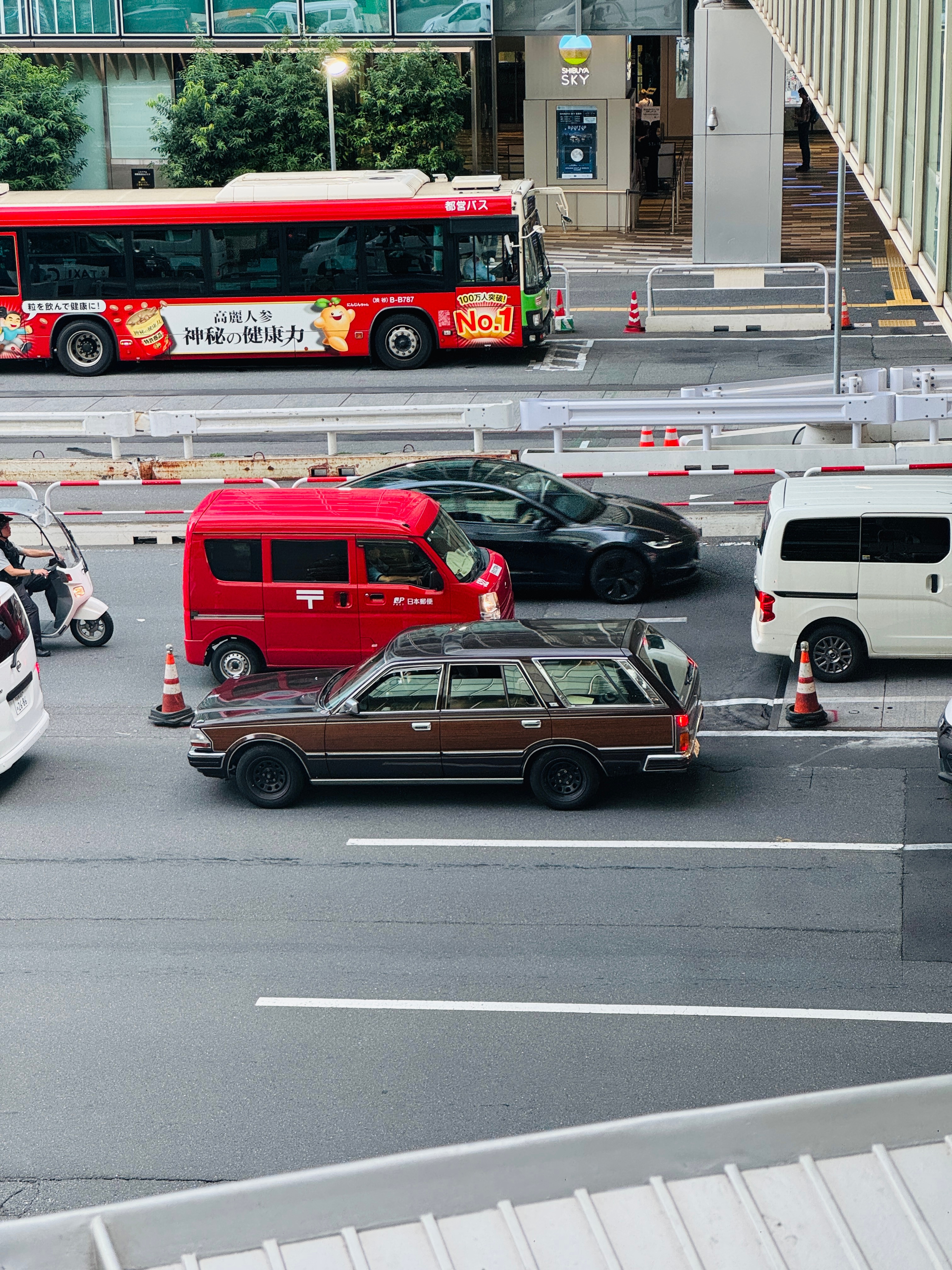 #为什么现在都买电车了#
1.政策利好电车。
2.企业响应政策。
3.产品皮包馅大。
4.燃油价格上涨。

人们的需求还是在同样的价格里选配置最多的。现在新能源企业能卷的一个是价格另一个就是配置。油车在这方面真没啥优势。

就图片这些个老旧燃油车，你说有什么配置是你选择他的理由？哦！可以拿去压铁换 ​