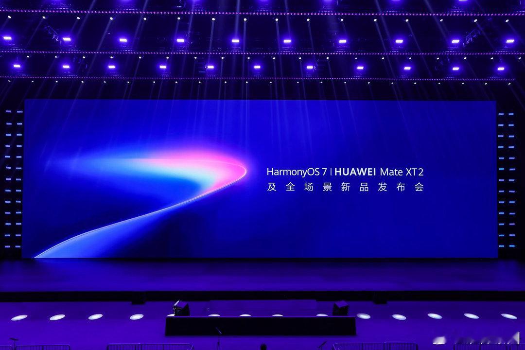 9月7日，华为正式推出了新一代鸿蒙操作系统HarmonyOS 7。#鸿蒙7适配机型公布#，首批开放升级的机型包括华为多款主流机型。据悉，此次鸿蒙7在智能、空间交互、性能、安全与便捷多个维度进行了体验的全面跃升。鸿蒙应用体验也已逐步进入成熟好用阶段，"越用越好用、越用越爱用"成为用户对鸿蒙最真实的反 ​