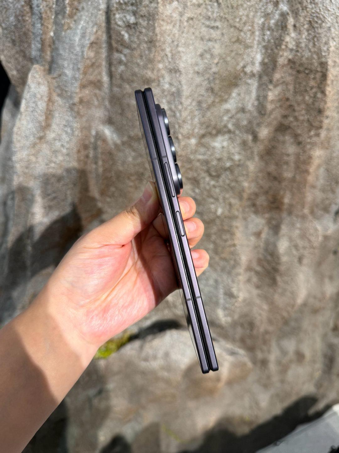 用了一阵子三星 Fold 8 Ultra，最喜欢的就是它侧面的薄度，从包里拿出来的时候很有质感#三星ZFold8Ultra##三星折叠屏薄到离谱了# ​
